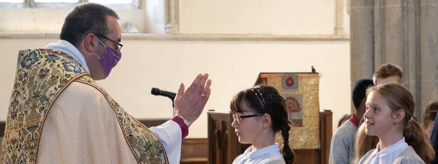 The Bishop of Dorchester blessing primary school pupils in Dorchester Abbey